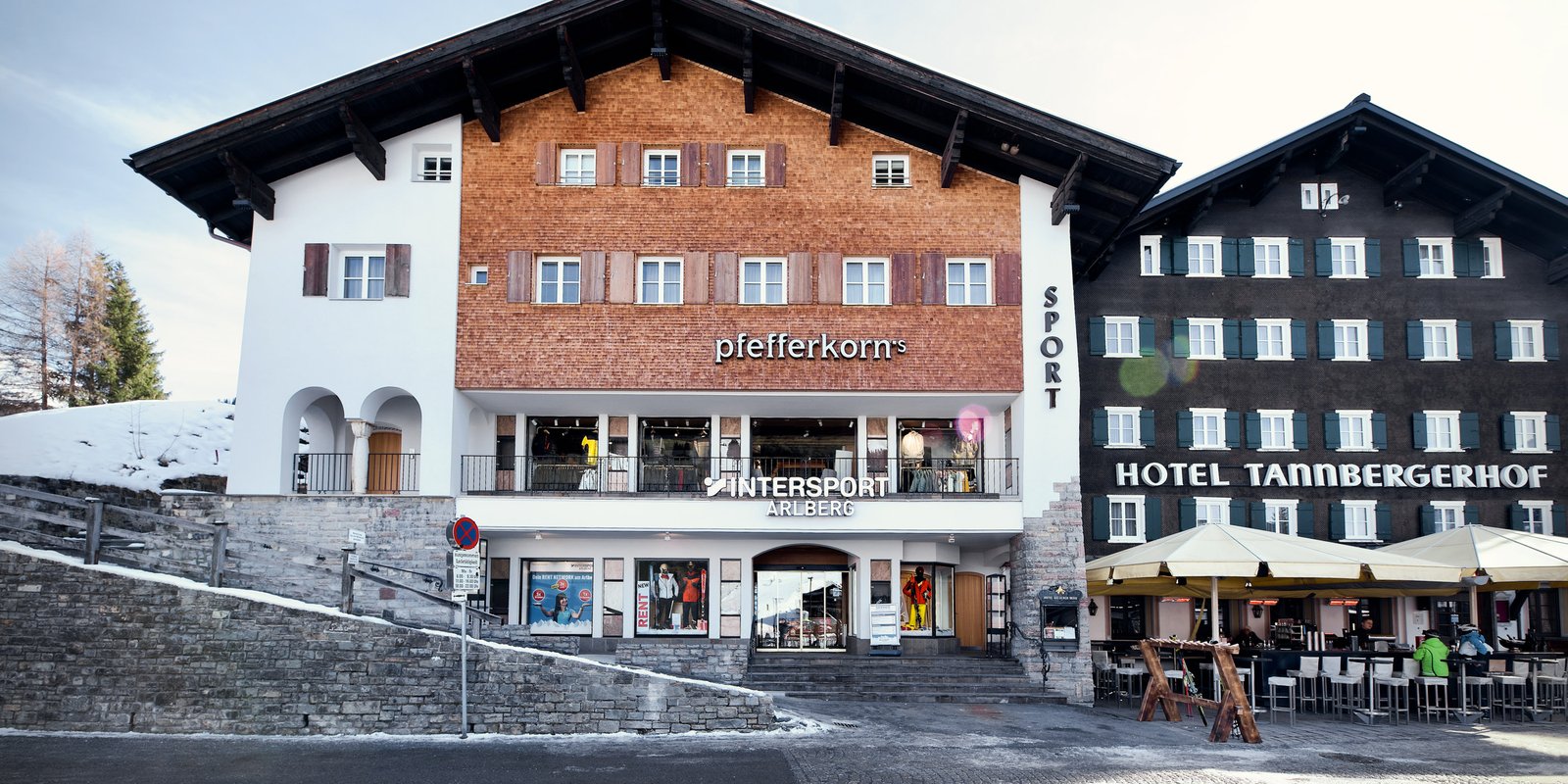 Zwei Shops in Lech, zwei Sportwelten: Intersport Arlberg Schlosskopfbahn und Intersport Arlberg Sporthaus Lech